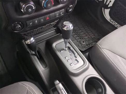 Used 2015 Jeep Wrangler Unlimited Sahara w/ Connectivity Group image 33