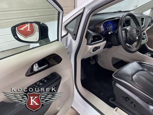 Used 2023 Chrysler Pacifica Limited FWD image 10