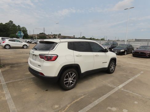 Used 2018 Jeep Compass Latitude w/ Popular Equipment Group FWD image 11