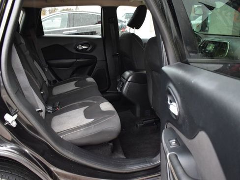 Used 2016 Jeep Cherokee Sport image 21