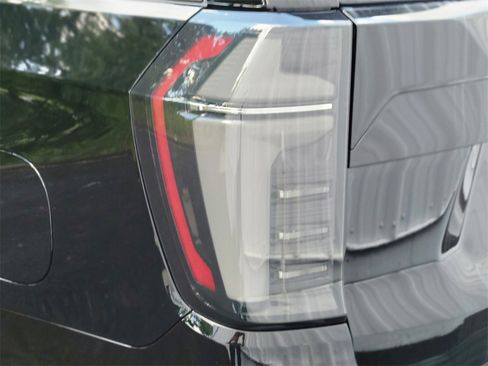 New 2025 Chevrolet Suburban High Country image 9