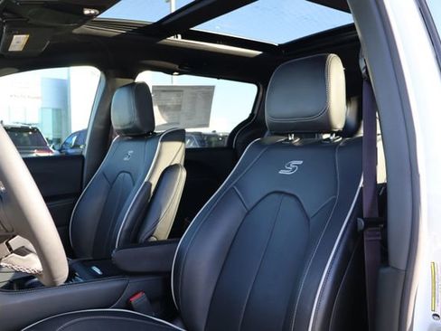 New 2026 Chrysler Pacifica Limited image 8