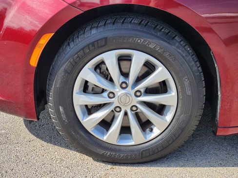 Used 2017 Chrysler Pacifica Touring-L image 9