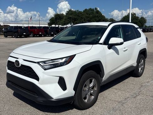 Used 2025 Toyota RAV4 XLE AWD/4WD image 8
