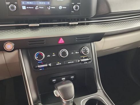 Used 2024 Kia Carnival LX FWD image 15