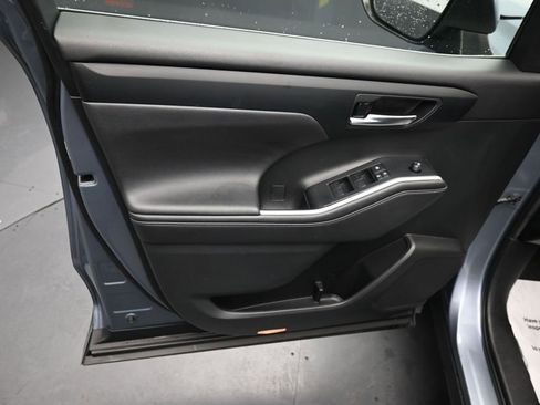 Used 2020 Toyota Highlander XLE FWD image 18