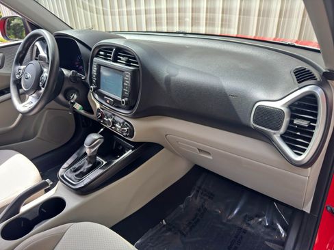 Used 2020 Kia Soul LX FWD image 13