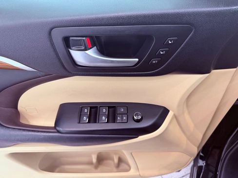 Used 2017 Toyota Highlander Limited FWD image 19
