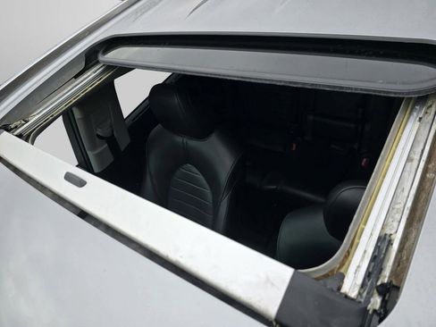 Used 2020 Toyota Highlander XLE image 3