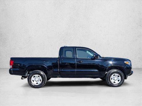 Used 2017 Toyota Tacoma SR image 4