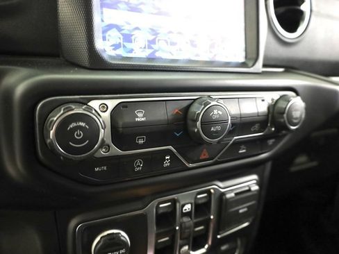 Used 2020 Jeep Gladiator Overland image 22