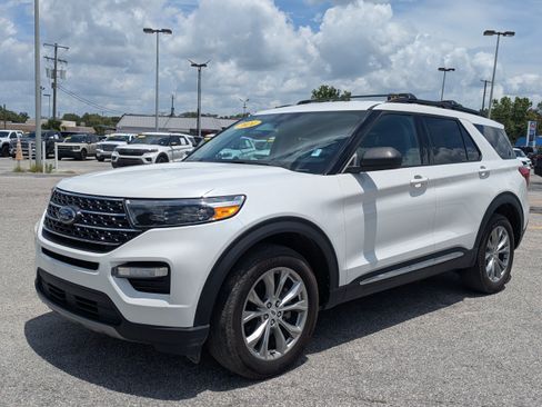 Used 2024 Ford Explorer XLT w/ Equipment Group 202A AWD/4WD image 8