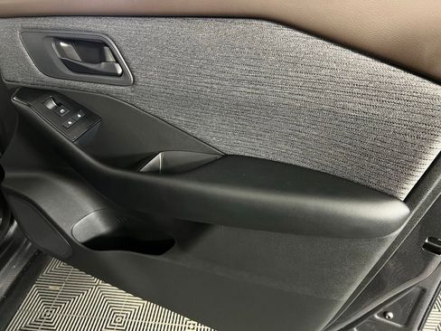 Used 2023 Nissan Rogue S image 29