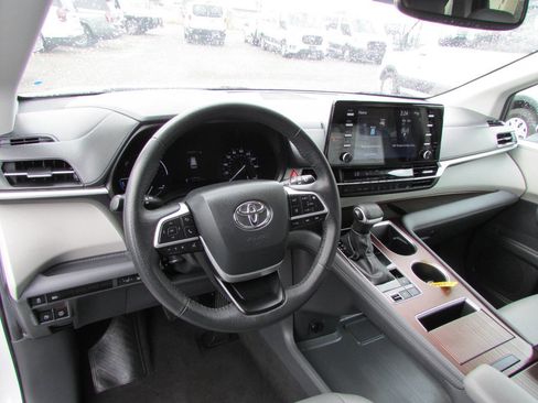 Used 2024 Toyota Sienna XLE image 14