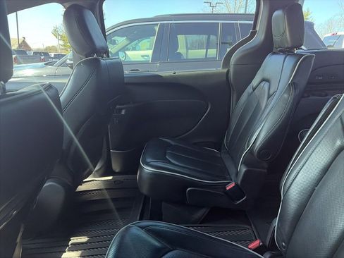 Used 2021 Chrysler Pacifica Limited w/ Premium & Safety Sphere Group image 6