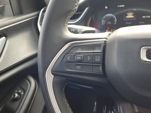 Used 2023 Jeep Grand Cherokee L Laredo image 14