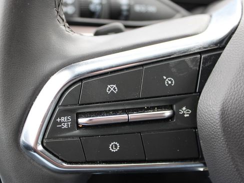 Used 2025 Chevrolet Suburban Z71 image 30