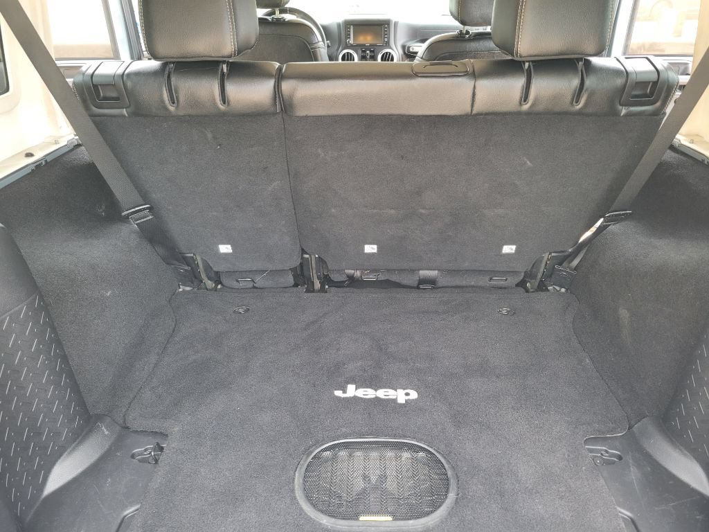Used 2015 Jeep Wrangler Unlimited Sahara w/ Connectivity Group AWD/4WD image 16