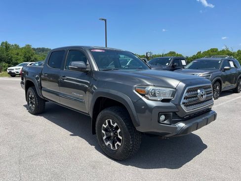 Used 2017 Toyota Tacoma TRD Off-Road AWD/4WD image 2