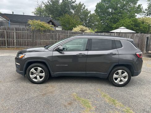 Used 2019 Jeep Compass Latitude w/ Cold Weather Group FWD image 30