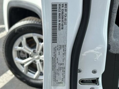 Used 2024 Jeep Compass Latitude image 25