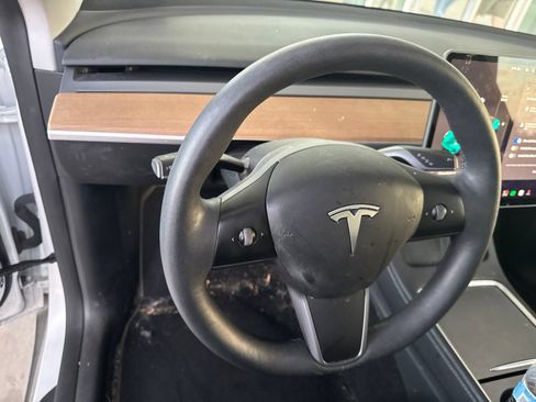 Used 2024 Tesla Model Y Long Range AWD/4WD image 7