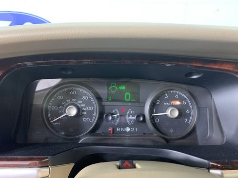 Used 2009 Lincoln Town Car Signature L image 23