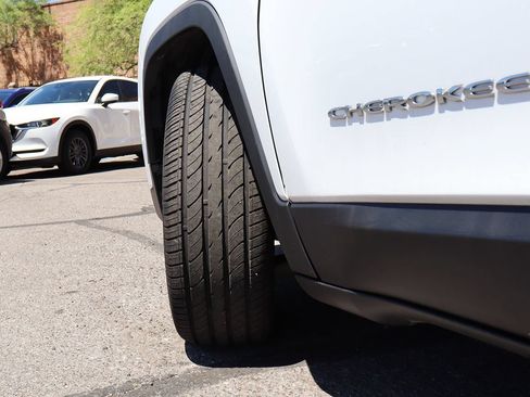 Used 2020 Jeep Cherokee Latitude FWD image 6