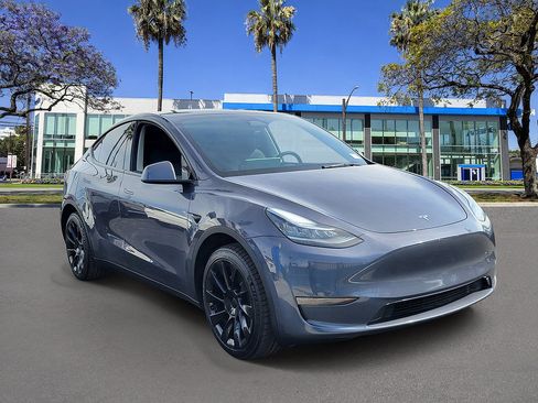 Used 2023 Tesla Model Y Long Range AWD/4WD image 2