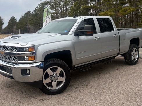 Used 2019 Chevrolet Silverado 2500 LT w/ LT Convenience Package image 2
