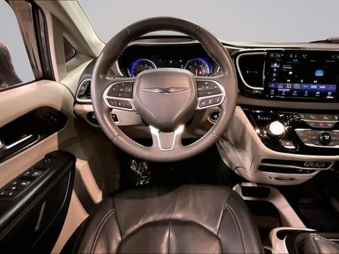 Used 2022 Chrysler Pacifica Touring-L FWD image 5