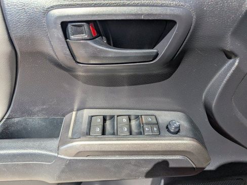 Used 2020 Toyota Tacoma SR5 AWD/4WD image 9