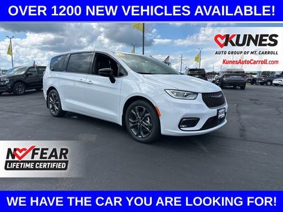 New 2026 Chrysler Pacifica Select