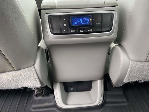 Used 2015 Toyota Highlander XLE image 21