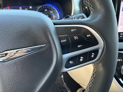 Used 2023 Chrysler Pacifica Touring-L FWD image 38