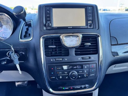 Used 2015 Chrysler Town & Country Touring w/ Driver Convenience Group image 26