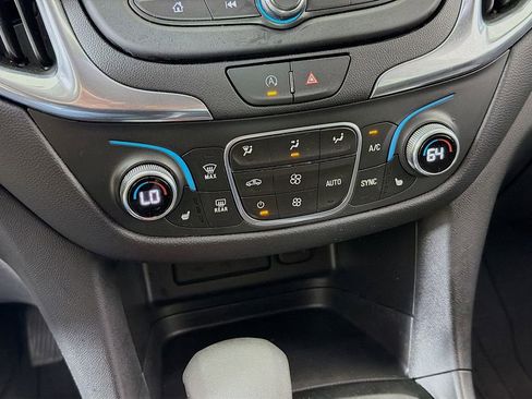 Used 2022 Chevrolet Equinox LT FWD image 32