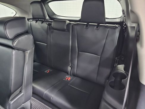 Used 2023 Toyota Highlander XLE image 4