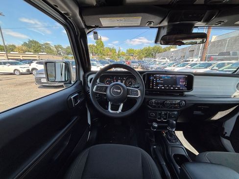 Used 2025 Jeep Wrangler Unlimited Sahara AWD/4WD image 34
