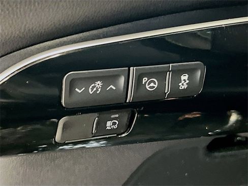 Used 2021 Toyota Prius XLE image 18