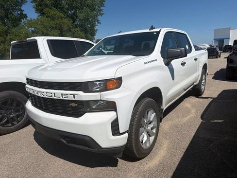 Used 2020 Chevrolet Silverado 1500 Custom w/ Custom Value Package AWD/4WD image 3