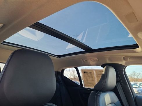 Used 2025 Volvo XC40 B5 Plus image 9