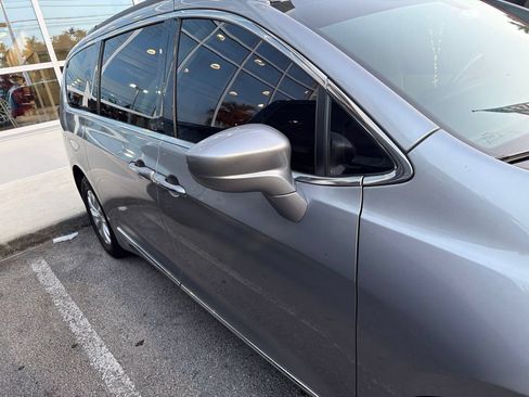 Used 2017 Chrysler Pacifica Touring-L FWD image 11