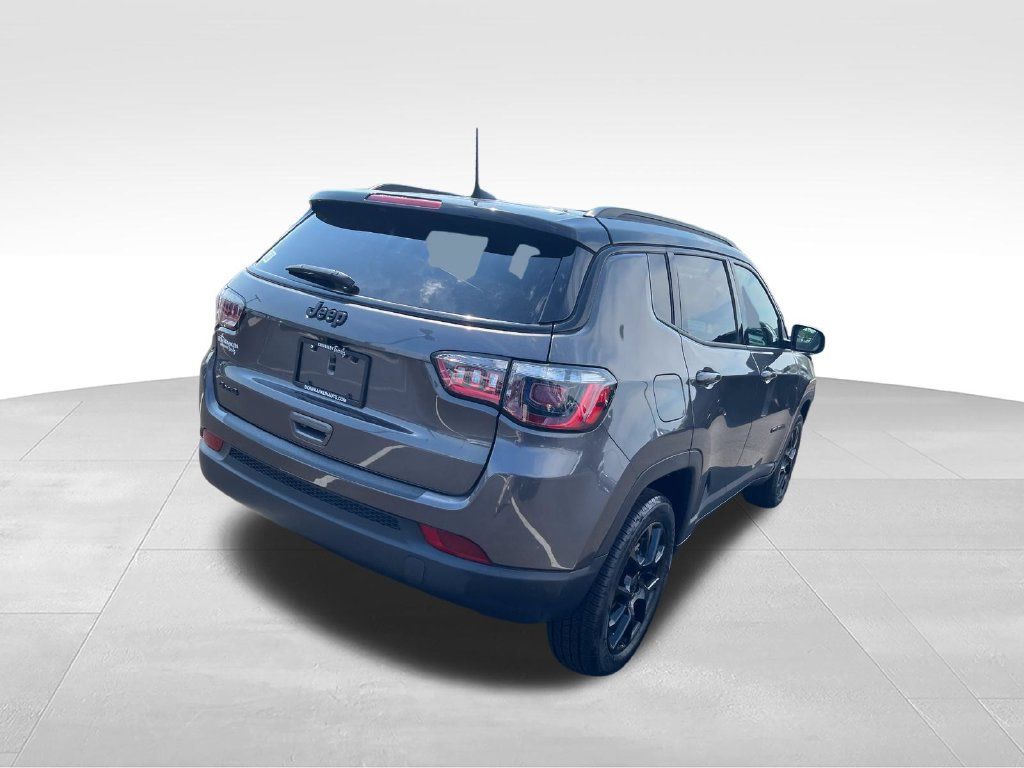 Used 2023 Jeep Compass Latitude AWD/4WD image 5