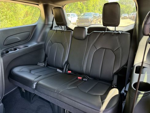 New 2026 Chrysler Pacifica Select image 17