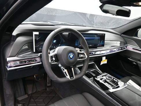 New 2025 BMW 750e xDrive w/ Premium Package image 31