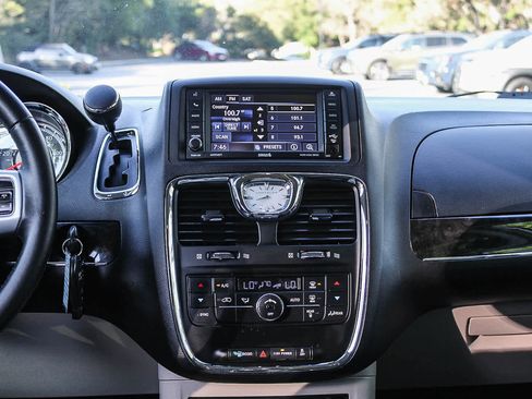 Used 2013 Chrysler Town & Country Touring image 13