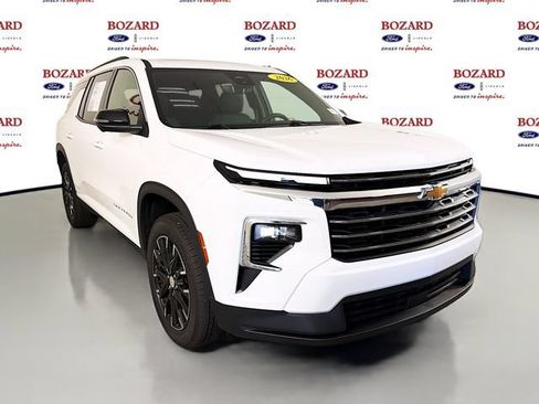 Used 2026 Chevrolet Traverse LT w/ Sun and Wheel Package FWD image 1
