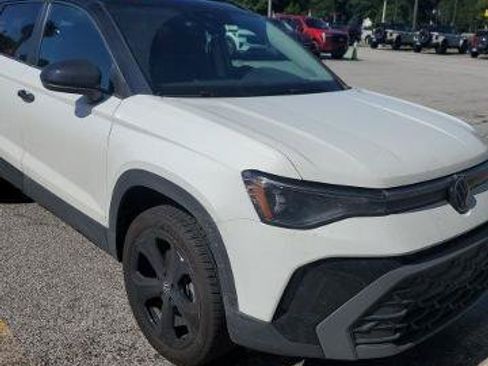 Used 2025 Volkswagen Taos SE AWD/4WD image 2