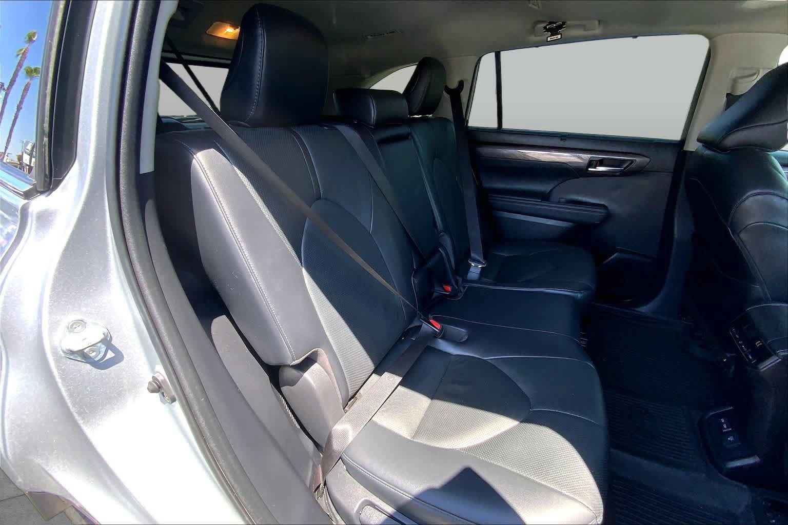 Used 2023 Toyota Highlander Limited FWD image 19